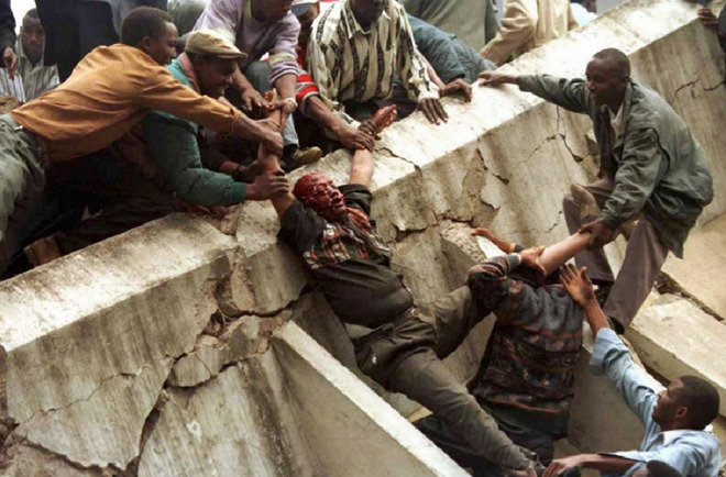 Nhiều người cùng kéo một thi thể ra khỏi đống đổ nát sau khi một quả bom nhằm vào đại sứ quán Mỹ tại Nairobi đã phát nổ tại Nairobi. Mục đích của việc kích hoạt bom là nhằm vào đại sứ quán Mỹ tại đây. Vụ việc khiến 250 người thiệt mạng và 5.000 người bị thương. 
