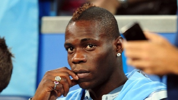 balotelli-to-mo-voi-tro-choi-cua-tre-con