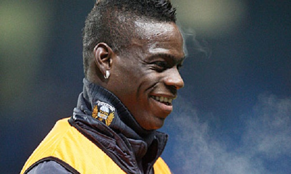 balotelli-to-mo-voi-tro-choi-cua-tre-con