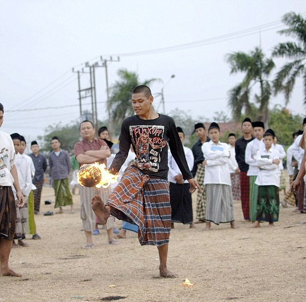 mon-bong-da-lua-cuc-mao-hiem-tai-indonesia