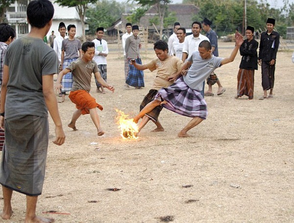 mon-bong-da-lua-cuc-mao-hiem-tai-indonesia