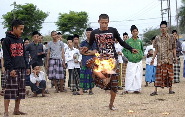 mon-bong-da-lua-cuc-mao-hiem-tai-indonesia