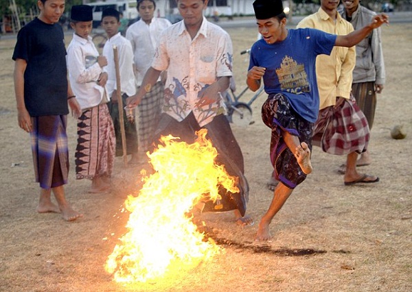 mon-bong-da-lua-cuc-mao-hiem-tai-indonesia