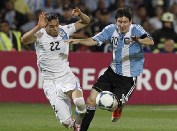 Argentina - Uruguay: Cú đúp của Messi