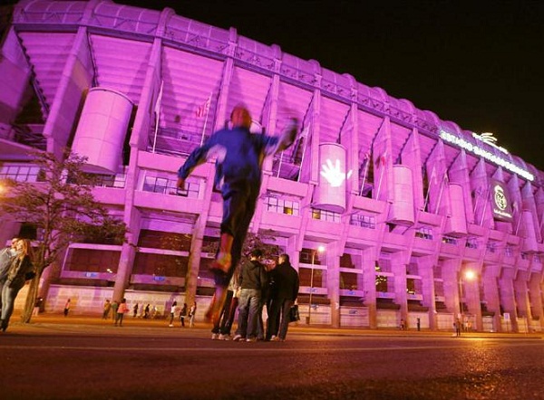 bernabeu-nhuom-hong-ki-niem-ngay-quoc-te-tre-em-gai