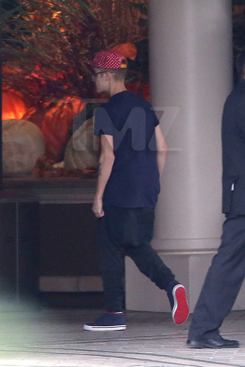 Justin và Selena bất ngờ xuất hiện ở cùng một khách sạn 6