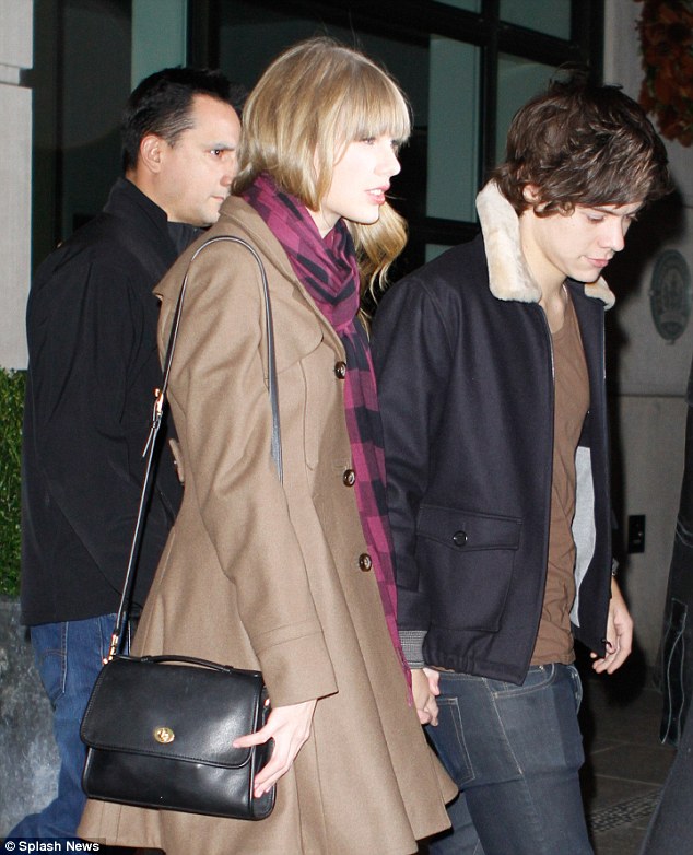 Harry và Taylor Swift tình tứ nắm tay rời khách sạn 3