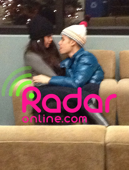 Justin và Selena ôm hôn nhau giữa sân bay 2