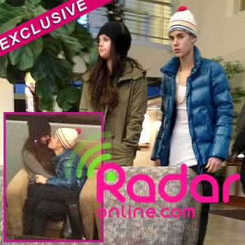 Justin và Selena ôm hôn nhau giữa sân bay 1