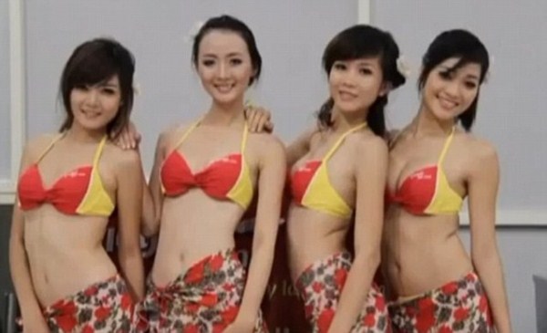 vu-dien-bikini-tren-may-bay-gay-xon-xao-bao-nuoc-ngoai