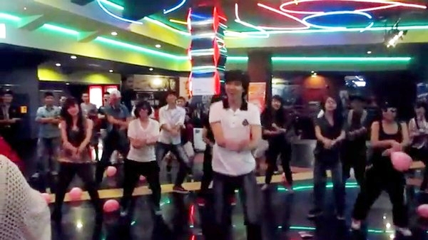 chang-trai-viet-cau-hon-bang-flashmob-gangnam-style