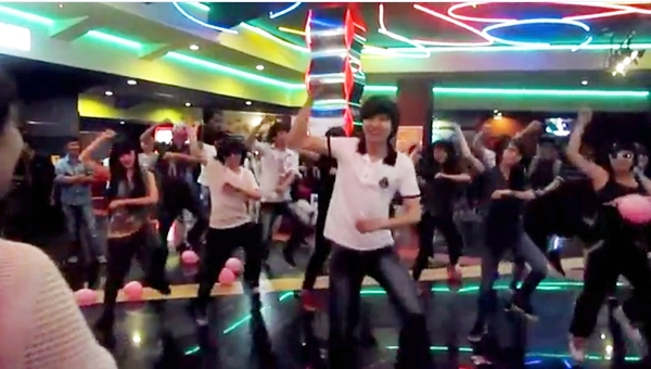 chang-trai-viet-cau-hon-bang-flashmob-gangnam-style