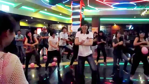 chang-trai-viet-cau-hon-bang-flashmob-gangnam-style