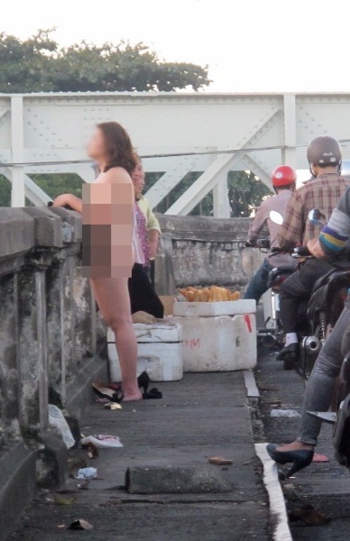 Một phụ nữ đột nhiên khỏa thân trên cầu Long Biên 3
