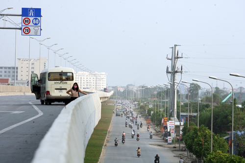 Người dân "vô tư" vi phạm ở đường trên cao đầu tiên Việt Nam  1