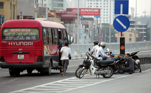 Người dân "vô tư" vi phạm ở đường trên cao đầu tiên Việt Nam 4