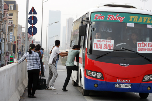 Người dân "vô tư" vi phạm ở đường trên cao đầu tiên Việt Nam 6