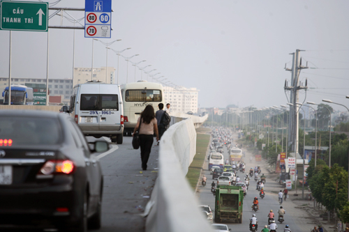 Người dân "vô tư" vi phạm ở đường trên cao đầu tiên Việt Nam 9