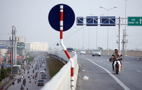 Người dân "vô tư" vi phạm ở đường trên cao đầu tiên Việt Nam 10