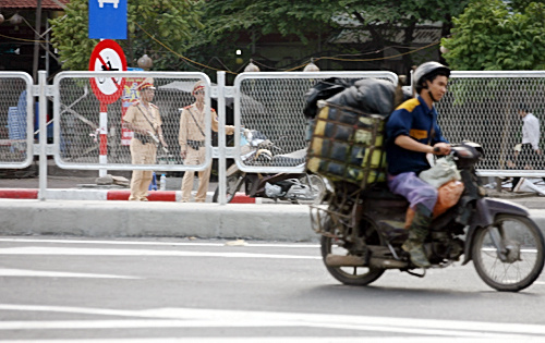 Người dân "vô tư" vi phạm ở đường trên cao đầu tiên Việt Nam  15