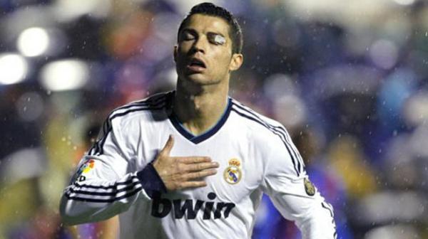 Mặt đầm đìa máu, Ronaldo vẫn ghi bàn 2