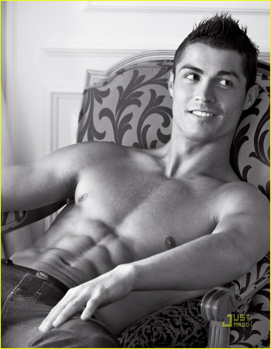 Biếm họa: “Siêu mẫu” Cristiano Ronaldo trên sàn catwalk 1