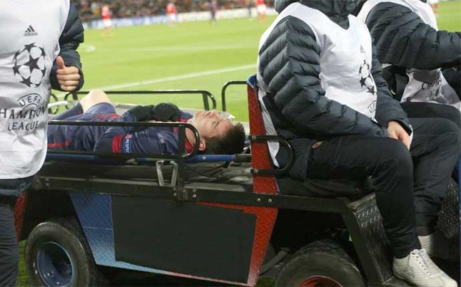 Ham phá kỷ lục, Messi rời sân bằng cáng 3