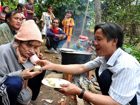 Mặc dù đã về làng sống với bà con, làng xóm nhưng ông Hồ Văn Thanh vẫn đau đáu nhớ về nơi ở cũ trong rừng sâu.	Ảnh: Đức Hoàng