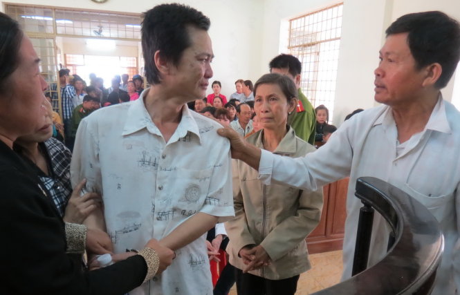 Ông Nguyễn Văn Khoảnh, cha sản phụ NGọc lên tận vành móng ngựa an ủi, động viên tài xế Vũ - Ảnh ĐỨC VỊNH