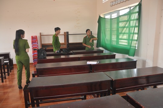 Cơ quan CSĐT C&ocirc;ng an tỉnh Hậu Giang kh&aacute;m nghiệm hiện trường nơi em Hiểu tử vong.