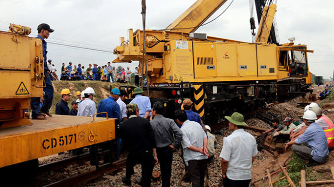 Nhiệm vụ chính của đội cứu hộ hiện tại là khẩn trương di chuyển chiếc cần cẩu bị lật - Ảnh: Ngọc Hiển