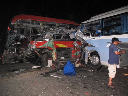 Hiện trường vụ tai nạn 2 xe khách tông nhau trong đêm 1-3