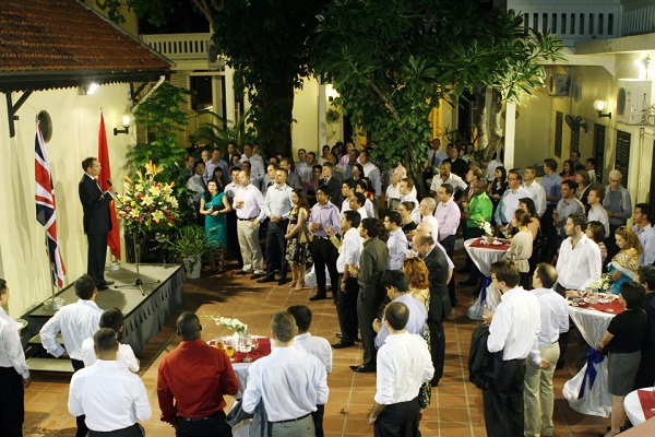 sinh-vien-buv-duoc-lam-viec-voi-ceo-quoc-te