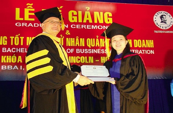 lam-sinh-vien-hoa-ky-tai-hutech
