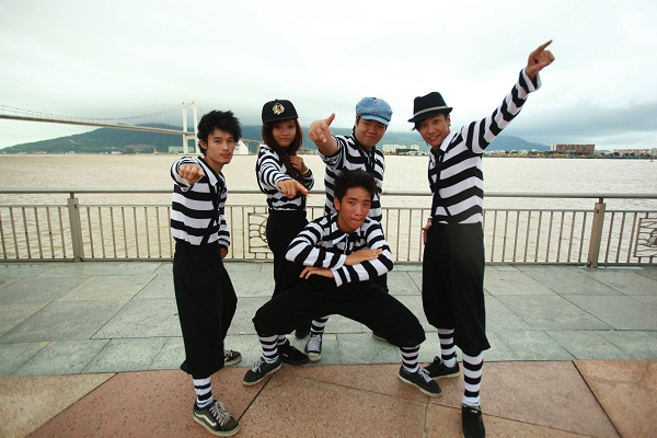 cung-bat-coc-dong-nhi-suboi-gil-le