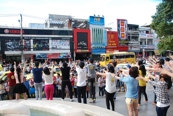 teen-da-nang-va-con-loc-flashmob-cuc-kul