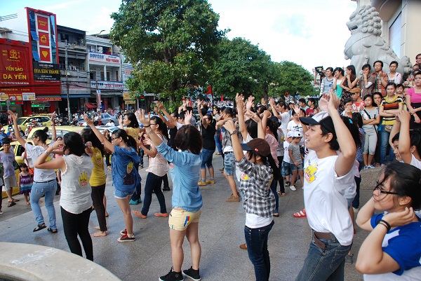 teen-da-nang-va-con-loc-flashmob-cuc-kul