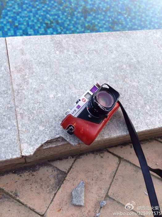 Mảng gạch ở khu hồ bơi bị vỡ do t&aacute;c động của Leica M9.