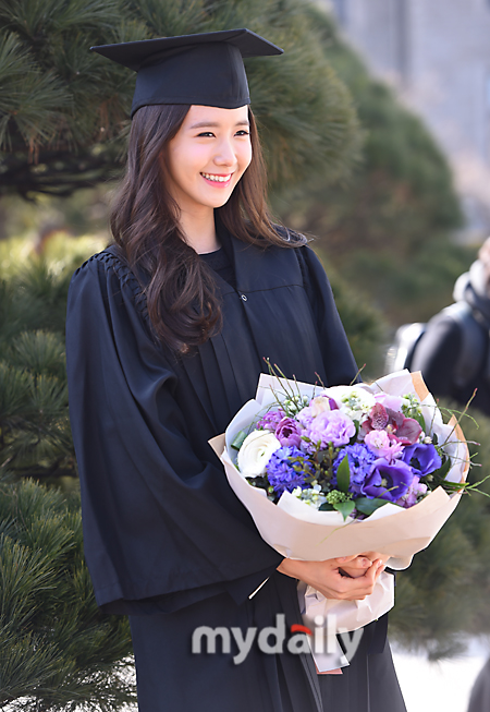 Yoona Snsd Tỏa Sáng Như Thiên Thần Trong Lễ Tốt Nghiệp đại Học