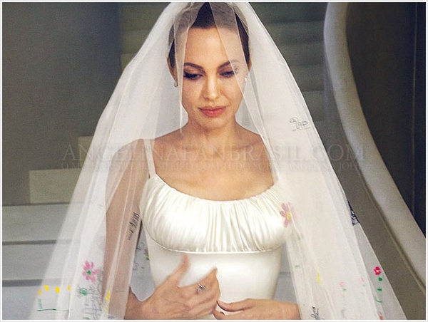 Ngắm chiếc đầm cưới của Angelina Jolie do Versace thiết kế