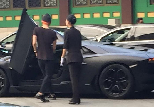 G-Dragon lái siêu xe hơn 26 tỷ đồng đi hẹn hò với Kiko Mizuhara?