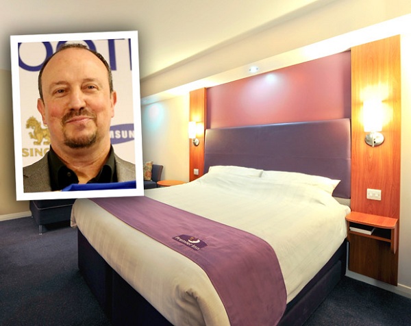 HLV Rafael Benitez bị khách sạn mỉa mai cực "thâm" 2