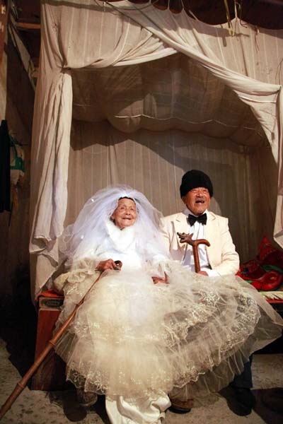 Cặp đôi 100 tuổi lần đầu được mặc áo cưới 4