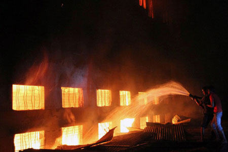 Hơn 100 người chết trong vụ cháy nhà may mặc tại Bangladesh 2