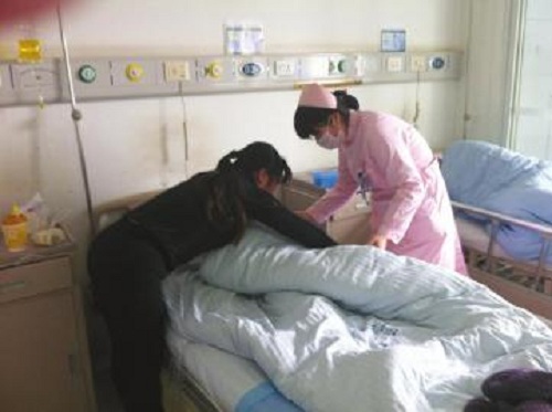 Choáng: Mẹ lên cơn điên cắn đứt "của quý" của con 1