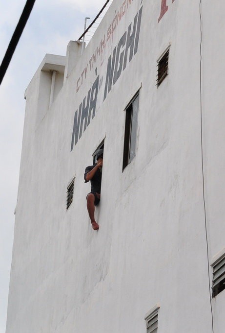 Nam thanh niên đang ngồi ở tầng 3 của nhà nghỉ Trùng Dương đòi nhảy lầu tự tử.