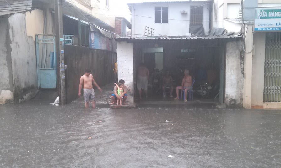 Nước tràn vào nhà dân ở đường D1 (quận Bình Thạnh).