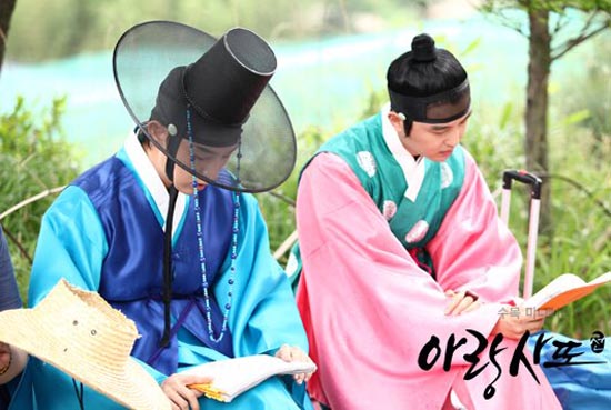 my-nam-phim-lieu-trai-mac-hanbok-deo-kinh-den