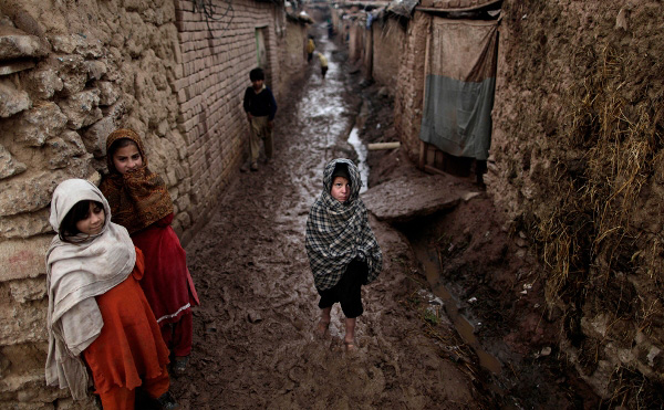 Cuộc sống "lụp xụp" của 1 tỷ người tại khu ổ chuột 6
