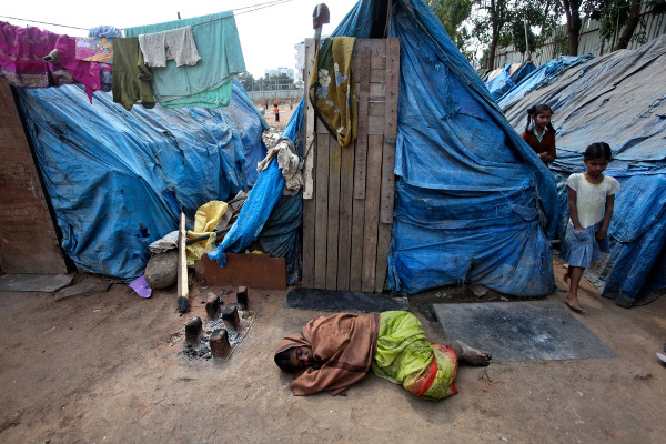 Cuộc sống "lụp xụp" của 1 tỷ người tại khu ổ chuột 19